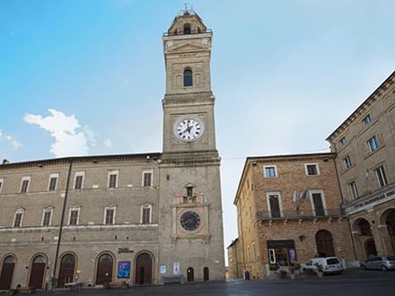 Macerata Piazza della Libertà e Torre civica